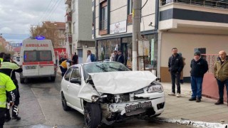 Otomobilin işçi servisiyle kafa kafaya çarpıştığı feci kaza kamerada: 1 ölü, 3 yaralı