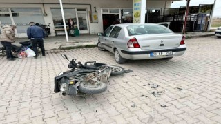 Otomobille çarpışan elektrikli bisiklet sürücüsü yaralandı