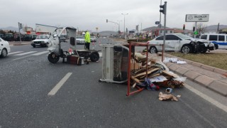 Otomobille çarpışan moped sürücüsü hayatını kaybetti