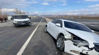 Otomobille minibüs çarpıştı: 3 yaralı