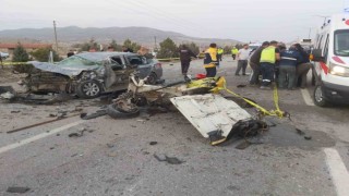 Otomobillerin hurdaya döndüğü kazada 3 kişi yaralandı