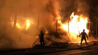 Otoyolda korkutan yangın: İplik yüklü tırın dorsesi küle döndü