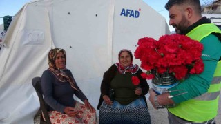 (Özel) 8 Mart sürprizi çadır kentteki kadınların yüzünü güldürdü