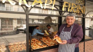 90 yıllık gelenek...Çocuklar için iftariyelik tabanca ve kılıç poğaça