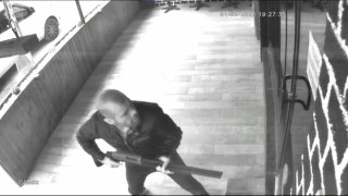 Aile kaçtı saldırgan pompalı tüfekle kovaladı