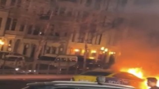 (ÖZEL) Beyoğlunda ticari taksinin alev alev yandığı anlar cep telefonu kamerasında