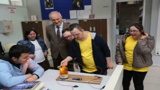 Özel öğrenciler eğlenceli deneyler yaptı