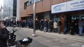 (ÖZEL) SGKnın önünde EYT kuyruğu