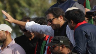 Pakistanın eski Başbakanı Khan hakkında iki tutuklama emri çıkarıldı