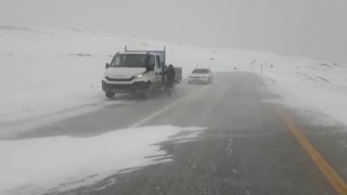 Palandöken geçidinde mahsur kalan araçlar Karayolları ekiplerince kurtarıldı