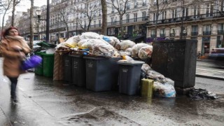 Paris sokaklarında 6 bin 600 ton çöp birikti