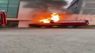 Park halindeki kamyonet işte böyle yandı