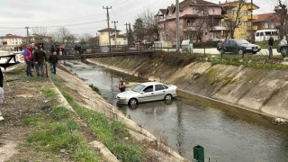 Park halindeki otomobil dereye uçtu