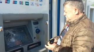 Parke taşıyla banka ATMlerini tahrip etti