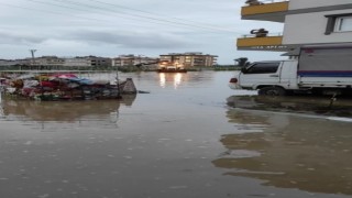 Patlayan boru mahalleyi sular altında bıraktı, kanalın da ihata duvarını yıktı