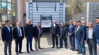 Patlayan lastiğe rağmen deprem bölgesine yardım götüren kardeşlere yeni dorse hediye edildi
