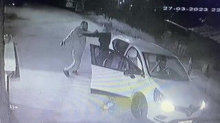 Pendikte genç kadına sokak ortasında silahlı şiddet kamerada