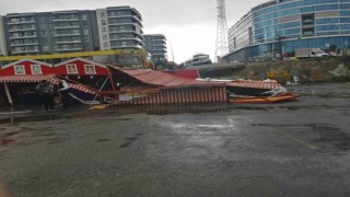 Pendikte şişme kaydırak, standın üzerine devrildi: 3 çocuk yaralandı