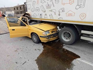 Ankara’da Pikabın kamyonetin altına girdiği kazada 1 kişi ağır yaralandı