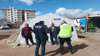 Polis ekipleri çadırları denetliyor