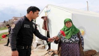 Polisler depremzede kadınların Kadınlar Gününü kutladı