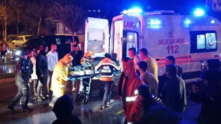 Porsche marka lüks araç kaldırıma çarparak yan yattı: 1 yaralı
