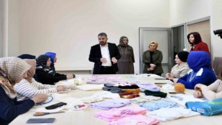 Pursaklarda kadınlar depremzedeler için kıyafet örüyor
