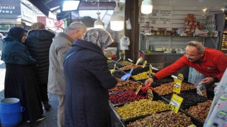 Ramazan hazırlığı yapan vatandaşlar zeytin tezgâhlarının önünü doldurdu