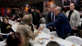 Ramazan’ın bereketi Seyhan’da kurulan iftar sofralarında paylaşılıyor