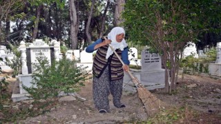Raziye Teyze 12 senedir her sabah mezarları temizliyor