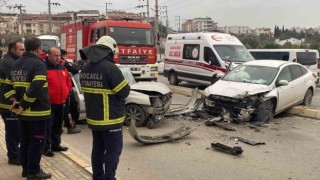 Refüjden atlayıp karşıdan gelen otomobille çarpıştı: 2 yaralı