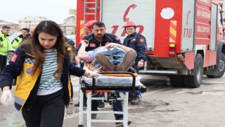 Refüjü aşıp karşı şeride geçen pikap kamyonet ile çarpıştı: 1i ağır 4 yaralı