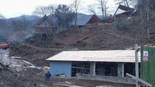 Rizede ruhsatsız 1 restoran ve 11 bungalov yıkıldı