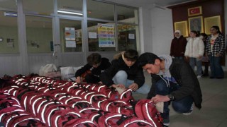 Rizeli öğrencilerden depremzede kardeşlerine okul çantası