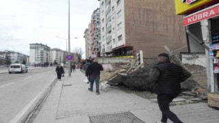 Rüzgârın etkisiyle devrilen tahta duvarlar kaldırılmayı bekliyor