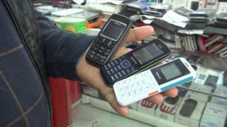 Sadece asker ve yaşlılar alıyordu: Tuşlu telefonlar depremlerin ardından yeniden değer kazandı