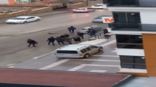 Sağanak yağış altında dakikalarca kavga ettiler