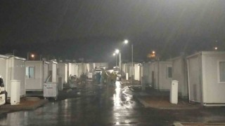 Sağanak yağmur depremzedelere zor anlar yaşattı