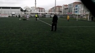 Sahaya giren davetsiz misafir ilginç görüntülere sahne oldu