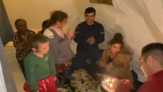 Sahil Güvenlik ekiplerinden depremzede çocuklara doğum günü sürprizi