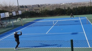 Salihlide depremzedeler yararına tenis turnuvası düzenlendi