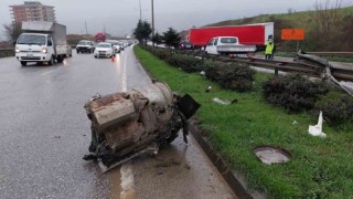 Samsunda bariyeri parçalayan tırın motoru karşı şeride fırladı: 1 yaralı