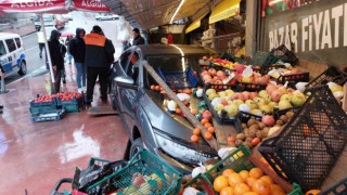 Samsunda zincirleme kazada araçlardan biri marketin manav reyonuna girdi