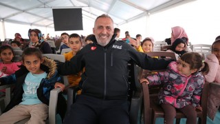 Sanatçı Yavuz Bingöl, depremzedelere moral etkinlikleri düzenliyor: