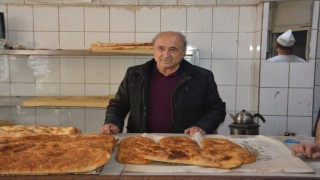 Sandıklının ‘haşhaşlı tahinli pidesi yoğun ilgi görüyor