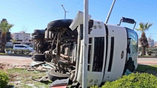 Sebze ve meyve yüklü tır devrildi, malzemeler yola saçıldı