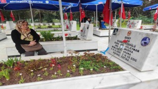 Şehitler gününde anneler gözyaşlarını tutamadı