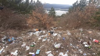 Şehre içme suyunu sağlayan Karaçomak Barajının çevresi adeta çöplüğe döndü