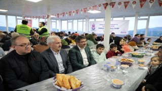 Şehzadeler Belediyesi Andırında bin kişilik iftar sofrası kurdu