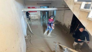 Selden etkilenen polis lojmanları, İzmit Belediyesi ekiplerince temizleniyor